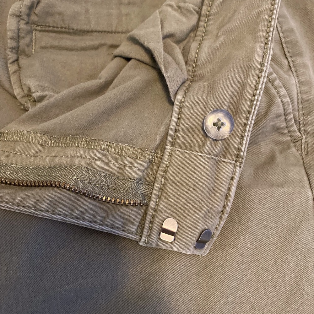 LOFT Olive Green Casual Shorts. SIZE 12, 2 pockets front, 2 stitched in back.EUC - Picture 3 of 14